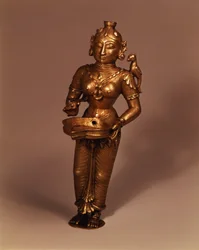 Lámpara en forma de Diosa de la Fortuna, India del Sur, principios del siglo XIX (bronce)